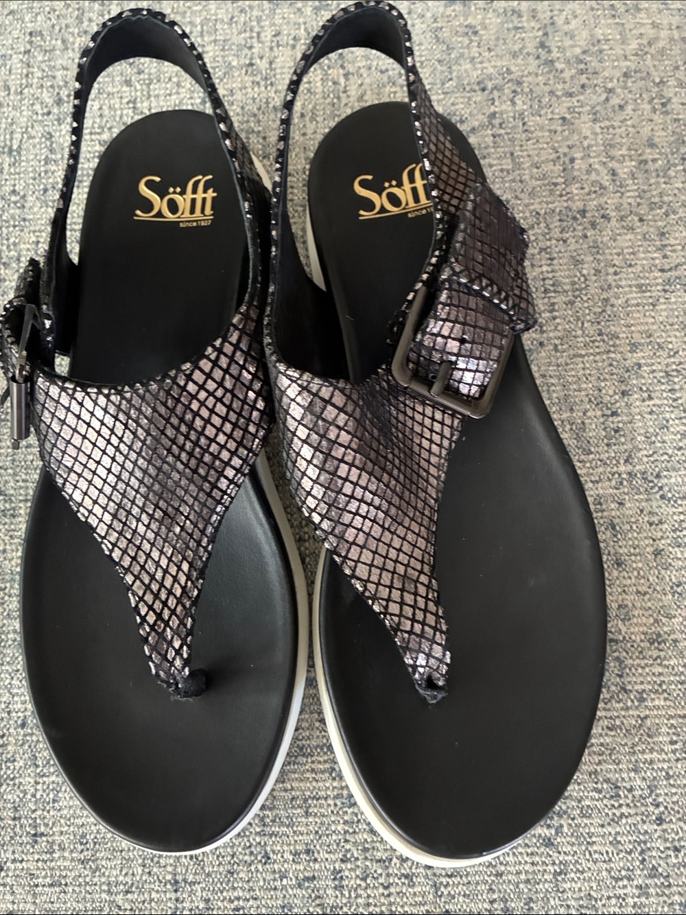 Sofft Black Metallic Textured Thong Sandal - Picture 2 of 3